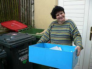 Papiermüll hinaustragen